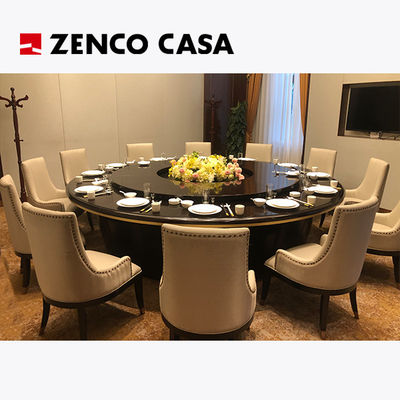 Mesa de jantar elétrica com cadeiras de couro para 12 pessoas no restaurante do hotel