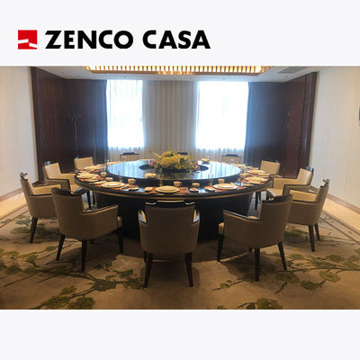 Mesa de jantar elétrica com cadeiras de couro para 12 pessoas no restaurante do hotel