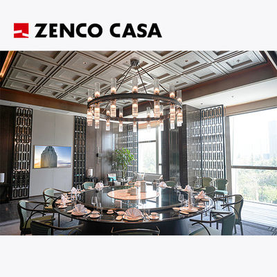A mobília do hotel e restaurante inclui uma mesa redonda com mesa giratória e cadeiras de jantar.