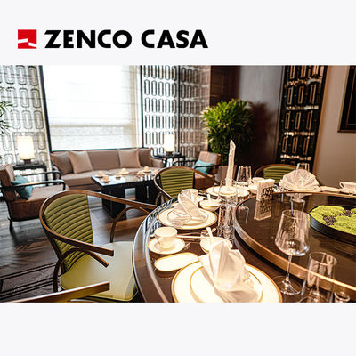 A mobília do hotel e restaurante inclui uma mesa redonda com mesa giratória e cadeiras de jantar.