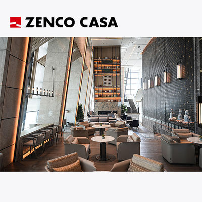 O conjunto de mobiliário do hotel inclui 2 cadeiras individuais com mesa de café