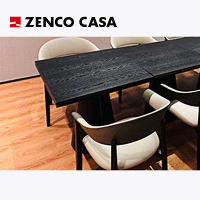 O conjunto de mobiliário do quarto de reuniões do hotel inclui uma mesa de madeira maciça e cadeiras de lazer