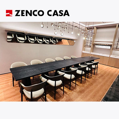 O conjunto de mobiliário do quarto de reuniões do hotel inclui uma mesa de madeira maciça e cadeiras de lazer