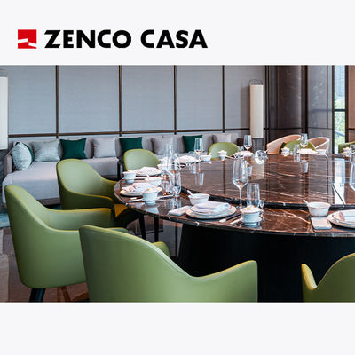 Os móveis do restaurante do hotel incluem uma mesa giratória de mármore e cadeiras de couro verde.