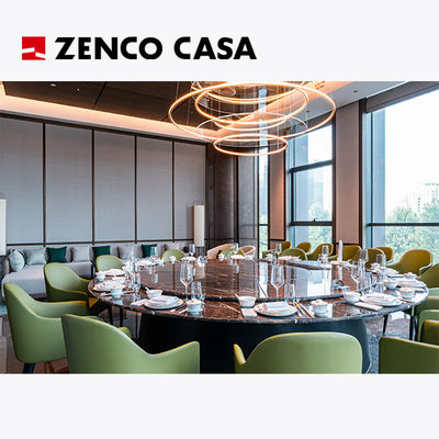 Os móveis do restaurante do hotel incluem uma mesa giratória de mármore e cadeiras de couro verde.