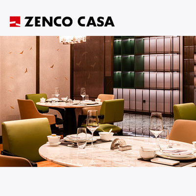 Mobiliário de hotel e restaurante inclui mesa redonda de mármore e cadeiras de couro