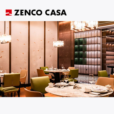 Mobiliário de hotel e restaurante inclui mesa redonda de mármore e cadeiras de couro