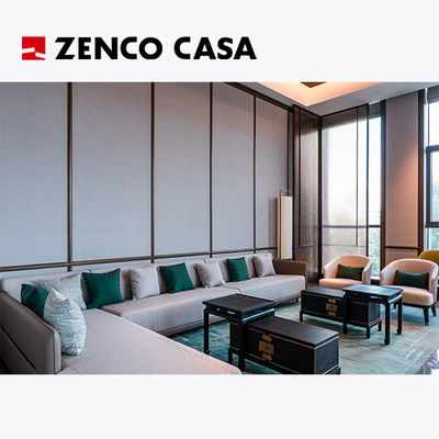 Os móveis da área de lazer do hotel incluem um sofá em forma de L, uma mesa de café e uma área de estar