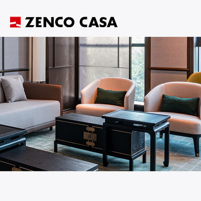 Os móveis da área de lazer do hotel incluem um sofá em forma de L, uma mesa de café e uma área de estar