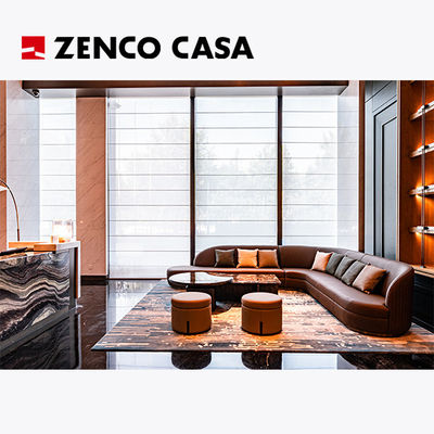 O conjunto de mobiliário do hotel inclui sofás de couro e mesas de café de mármore