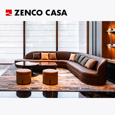 O conjunto de mobiliário do hotel inclui sofás de couro e mesas de café de mármore