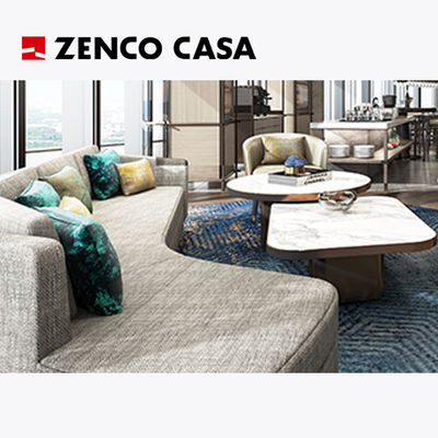 O conjunto de mobiliário do salão executivo do hotel inclui sofá e mesa de café de tecido