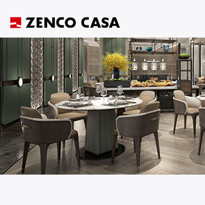 O conjunto de móveis do hotel e restaurante inclui cadeira de couro e mesa redonda de mármore