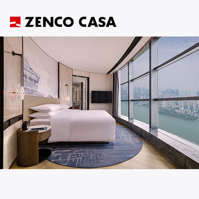 O conjunto de móveis do quarto do hotel inclui cama de madeira maciça e minibar moderno