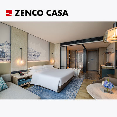 O conjunto de móveis do quarto do hotel inclui cama de madeira maciça e minibar moderno