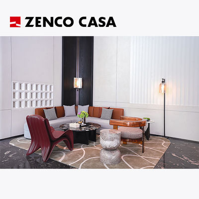 Mobiliário do lobby do hotel, incluindo sofá em forma de L e cadeira única em forma de vidro vermelho e aço