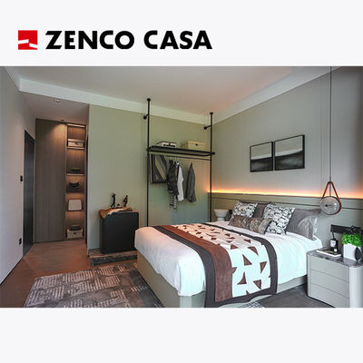 Apartamento de luxo com cama de madeira maciça e mesa de noite de couro