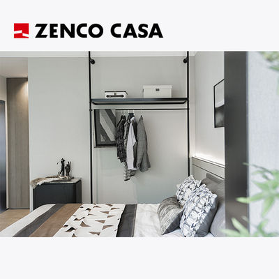 Apartamento de luxo com cama de madeira maciça e mesa de noite de couro