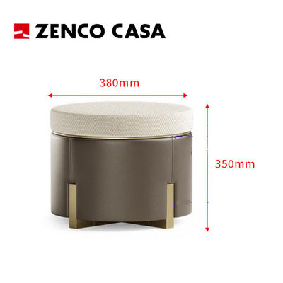 Set de móveis de quarto duplo do hotel inclui cama e sofá com almofadas